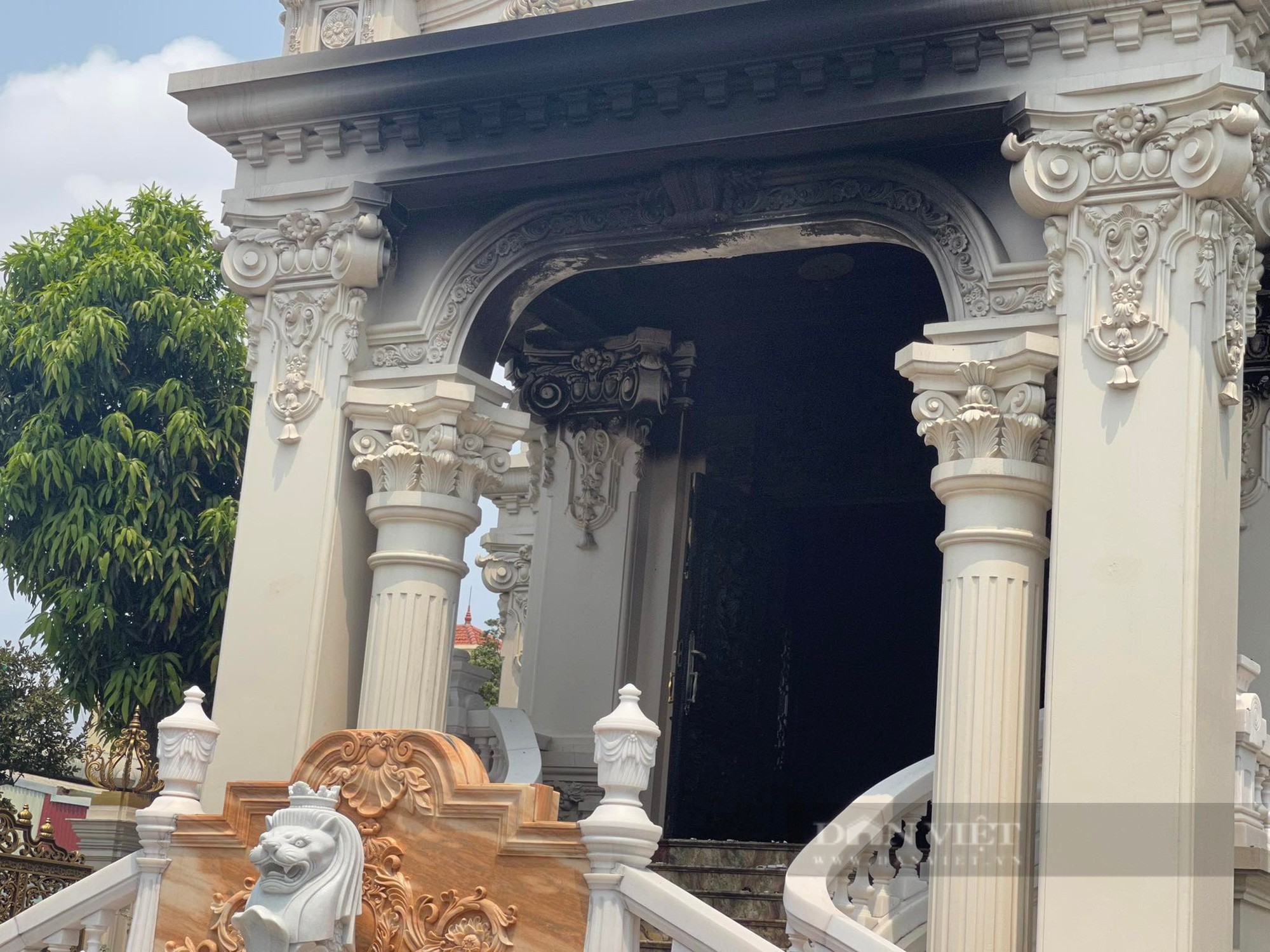 Sau vụ hỏa hoạn, nhiều vị trí của căn biệt thự bị cháy sém. Ảnh: Nguyễn Quý
