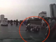 Clip Eva - Clip: 4 lái xe máy ngã như hiệu ứng domino trước mũi ô tô, tài xế có hành động đẹp