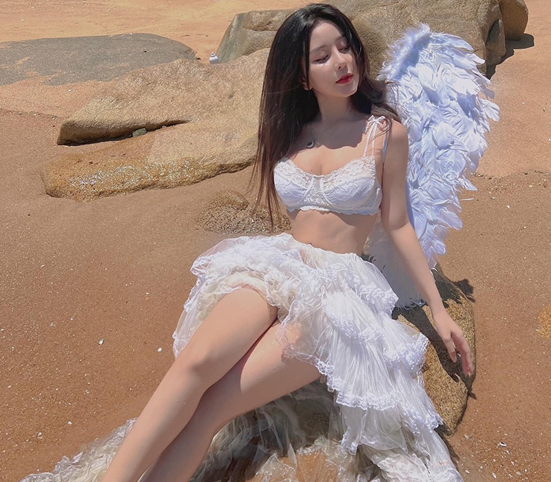 Mới đây, người đẹp Sài thành đã hút trọn spotlight MXH khi tung bộ ảnh hoá thiên thần trên biển để đánh dấu tuổi mới.
