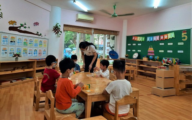 Sau khi đóng cửa hoàn toàn kể từ tháng 4/2021, ngày 13/4/2022, toàn bộ trường mầm non tại Hà Nội mở cửa đón trẻ trở lại học trực tiếp.