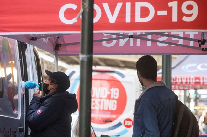Test COVID-19 cho người dân Mỹ. Ảnh: Reuters
