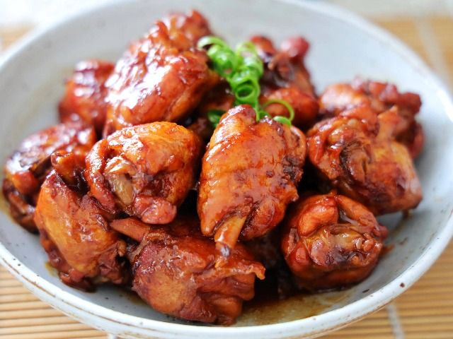 Cánh gà kho tộ mềm ngon, cơm nấu cả nồi đầy cũng hết trong một nốt nhạc