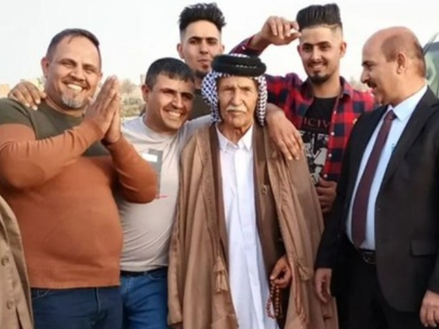 Chú rể 103 tuổi cưới cô dâu 37 tuổi để sinh thêm con, nhìn gia đình con trai càng choáng