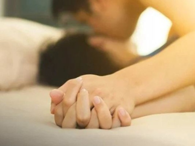 Thấy chồng mua đồ lót nữ gợi cảm, vợ phát hiện bí mật động trời giấu kín suốt 6 năm