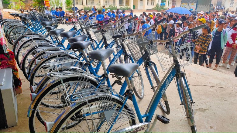 Xe đạp được làm mới trước khi trao tận tay các em học sinh