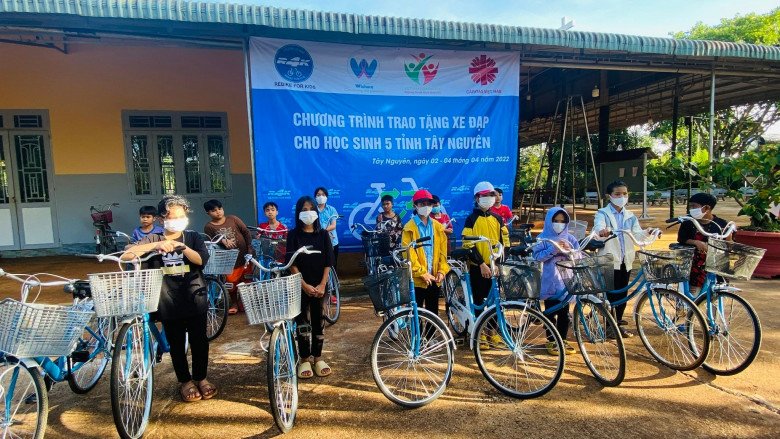 Nhóm tặng xe cho một điểm trường tại Tây Nguyên