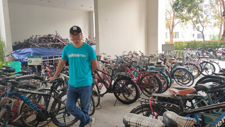 Anh Trần Quyết Thắng bên những chiếc xe đạp. Ảnh NVCC