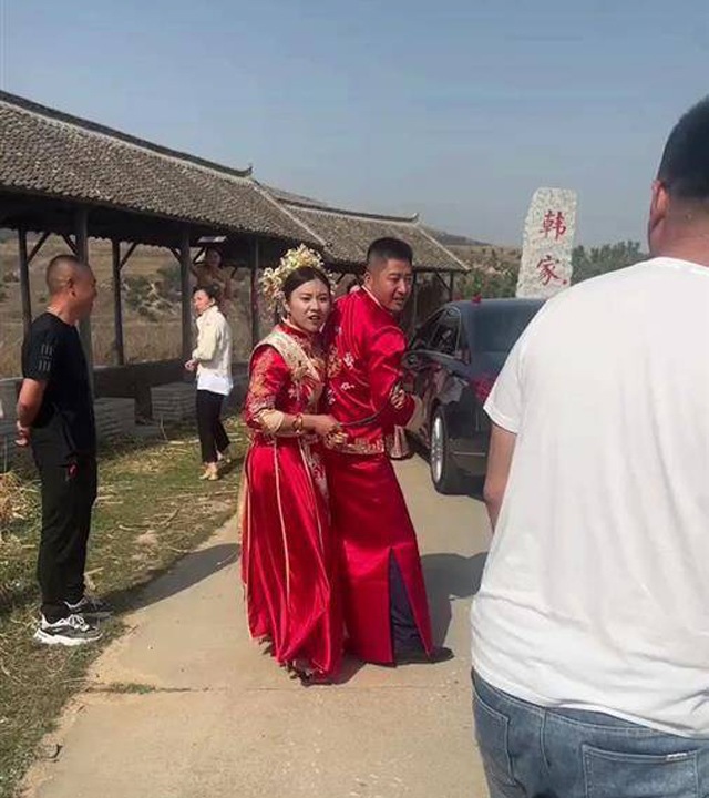 The bride holds a stick to beat the guests, knowing why netizens agree and admire - 1