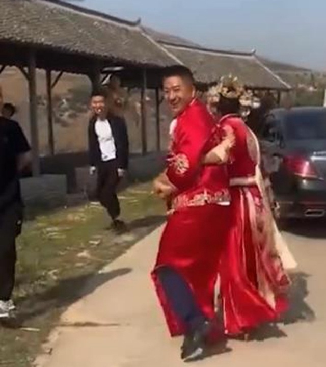 The bride holds a stick to beat the guests, knowing why netizens agree and admire - 2