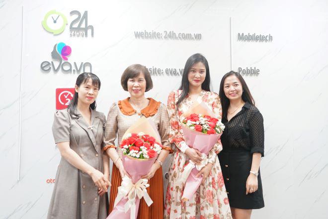 Hai chuyên gia (đứng giữa) đã có mặt để bước vào buổi giao lưu trực tuyến. Ảnh: Tuấn Linh 