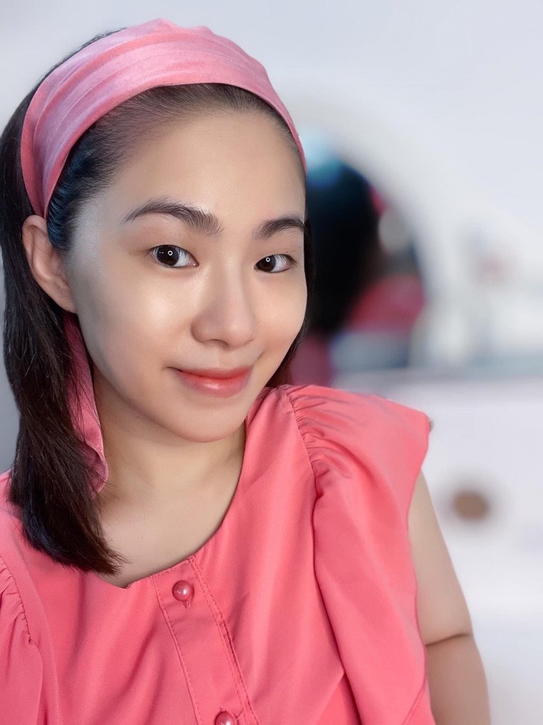 Những ngày không đi diễn cô chăm chút làn da từng tí một, chỉ dùng son bóng và kem chống nắng. 