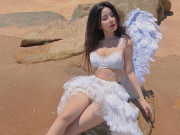 Thời trang - Xuất hiện thiên thần ăn mặc gợi cảm, thả dáng đẹp vô thực bên bờ biển