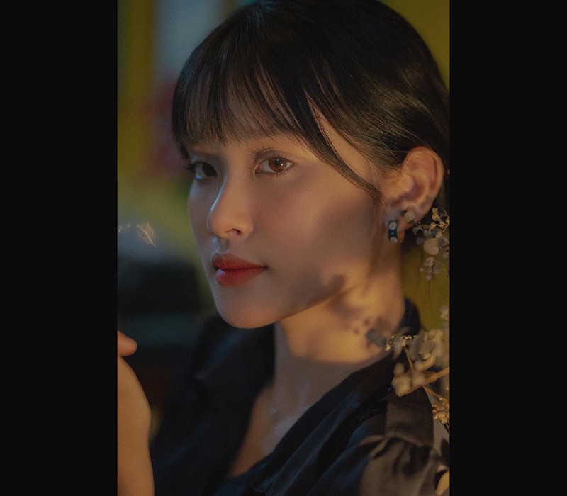 Cận cảnh vẻ đẹp của nữ sinh Huế 21 tuổi được chọn làm danh ca Thanh Thuý trong dự án điện ảnh Em và Trịnh.
