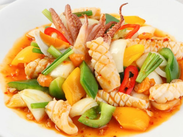 Cách làm mực xào ớt chuông hành tây, cần tây ngon xuất sắc