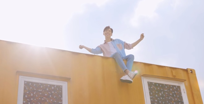 Cảnh quay khiến Tấn Đạt lao đao nhất là cảnh nam ca sĩ ngồi trên container 2 tầng. Cảnh quay bắt đầu lúc 8 giờ sáng đến 10 giờ sáng mới kết thúc. Ngồi dưới cái nắng 40 độ khiến cho nam ca sĩ bị say nắng, làn da bị cháy đen.