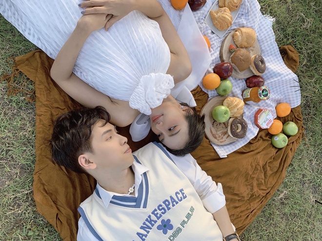 Nam ca sĩ tâm sự anh muốn mang đến một sản phẩm âm nhạc tràn đầy sự lạc quan, hạnh phúc đến với khán giả, không có chút bi lụy u sầu nào trong MV lần này.