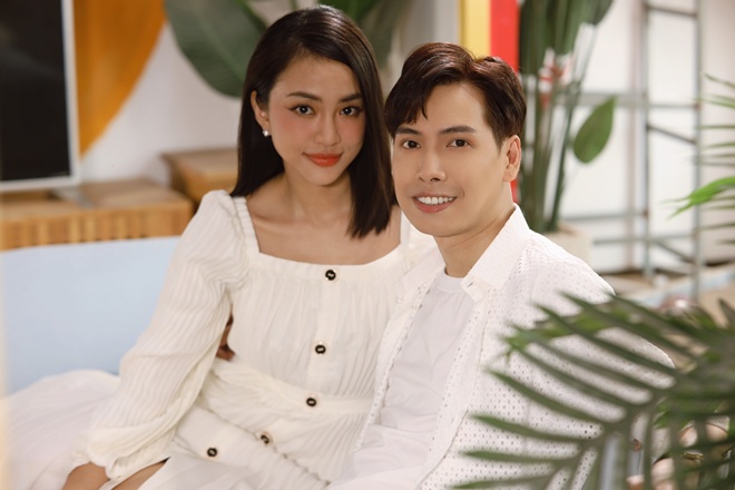 Lối hát của Tấn Đạt với những đoạn ngân, phiêu tươi mới và trẻ trung hơn so với những ca khúc nhạc xưa anh hát trong Người Kể Chuyện Tình.