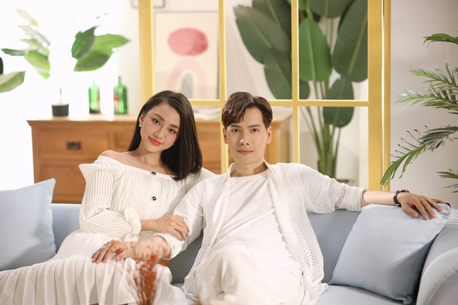 Rất may là Yumi Thiên Nga gật đầu đồng ý. Nữ diễn viên làm việc rất chuyên nghiệp và phối hợp ăn ý với Tấn Đạt trong rất nhiều cảnh quay tình tứ, lãng mạn.