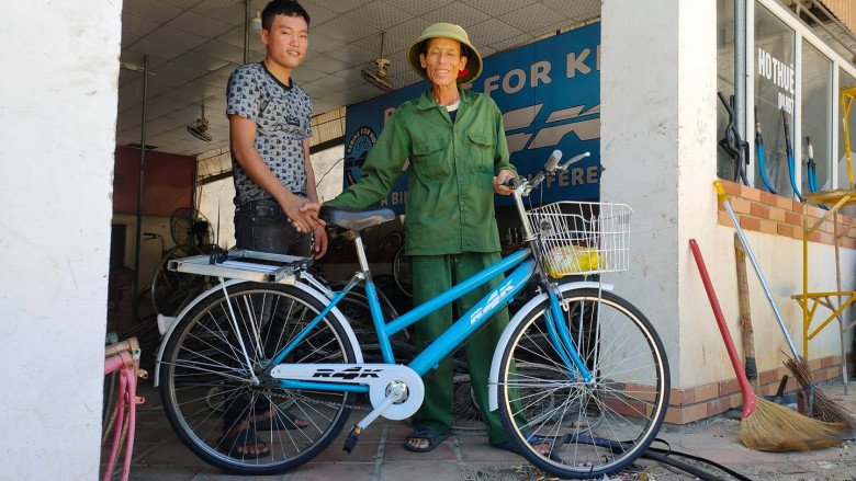 Tặng xe cho người có hoàn cảnh khó khăn 
