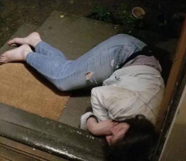 Drunk girl sleeping in the hallway, being carried into the house by neighbors, shocked when she woke up - 1