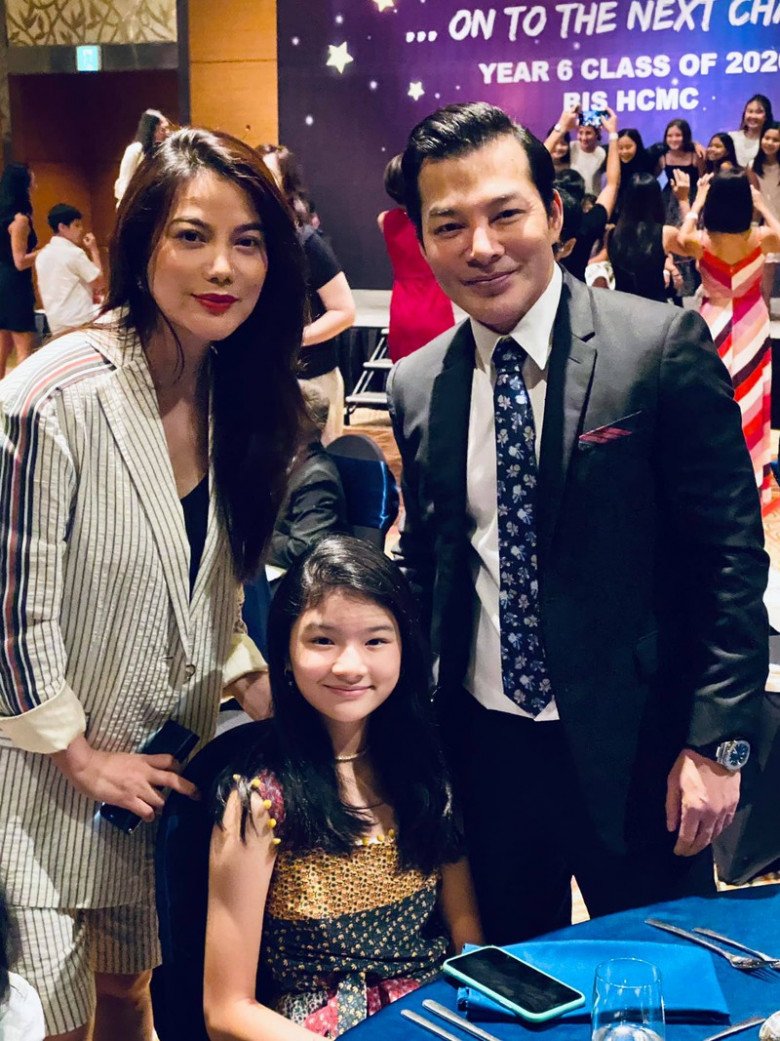 Tran Bao Son's daughter stands out when taking pictures with her father, beautiful face and long legs like her mother - 12