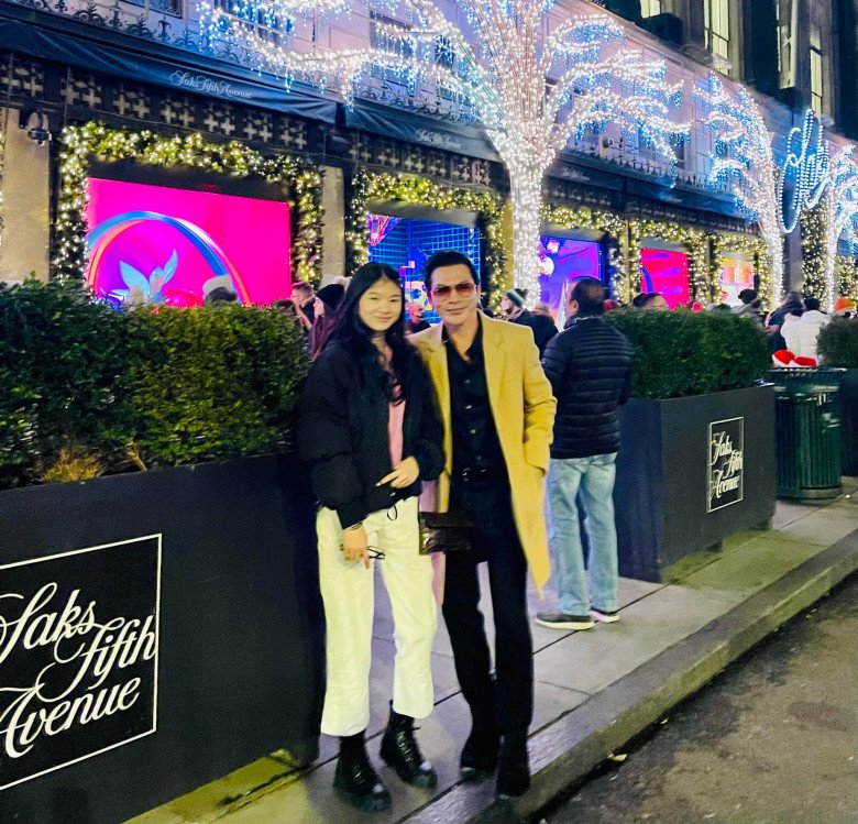 Tran Bao Son's daughter stands out when taking pictures with her father, beautiful face and long legs like her mother - 9