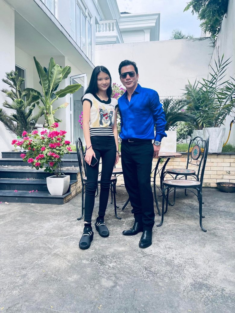 Tran Bao Son's daughter stands out when taking pictures with her father, beautiful face and long legs like her mother - 5
