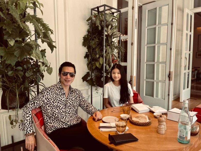 Tran Bao Son's daughter stands out when taking pictures with her father, beautiful face and long legs like her mother - 6