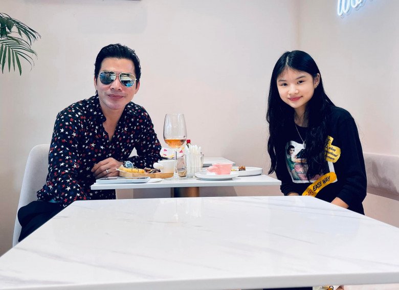 Tran Bao Son's daughter stands out when taking pictures with her father, beautiful face and long legs like her mother - 7