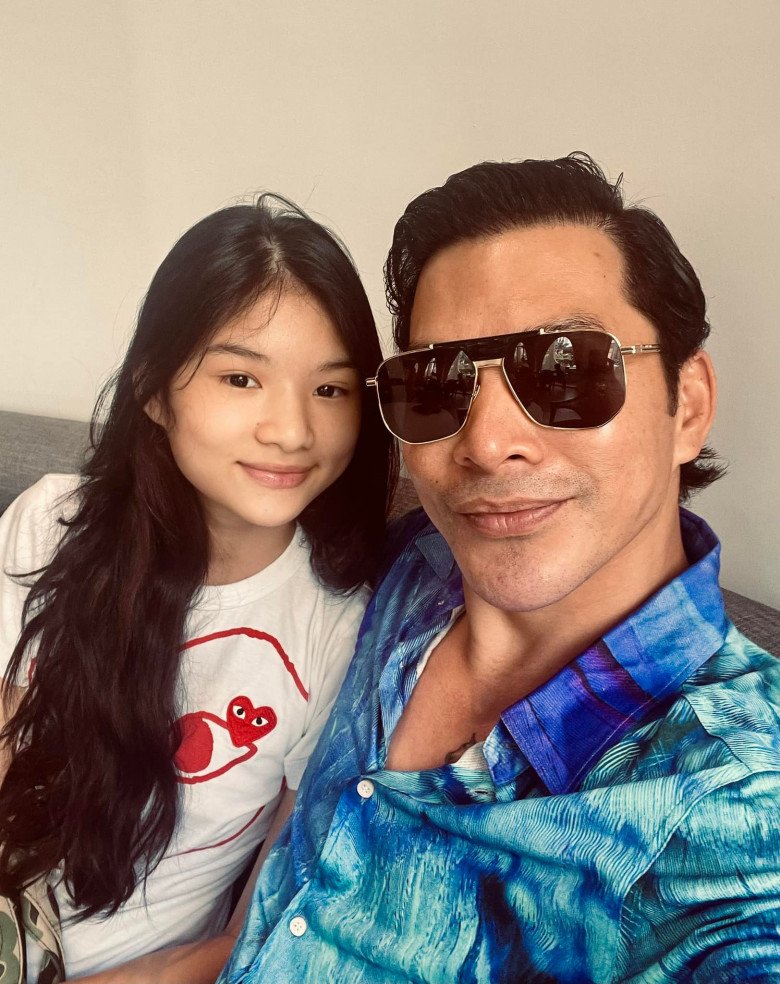Tran Bao Son's daughter stands out when taking pictures with her father, beautiful face and long legs like her mother - 8