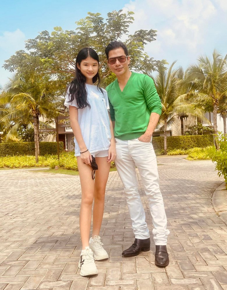 Tran Bao Son's daughter stands out when taking pictures with her father, beautiful face and long legs like her mother - 4