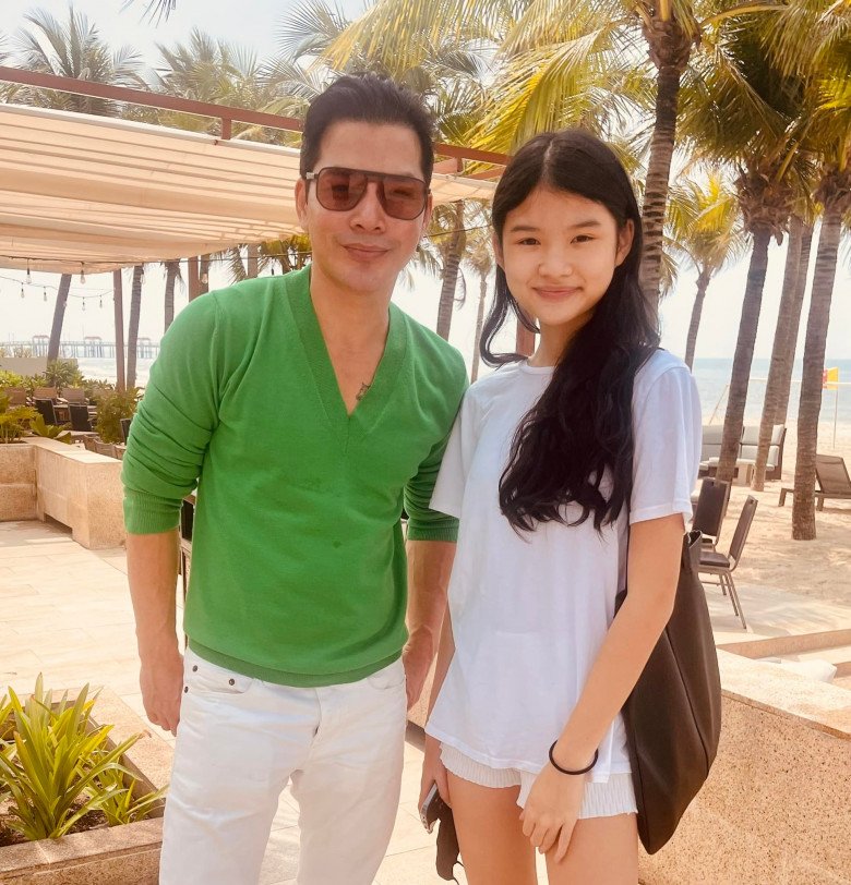 Tran Bao Son's daughter stands out when taking pictures with her father, beautiful face and long legs like her mother - 3