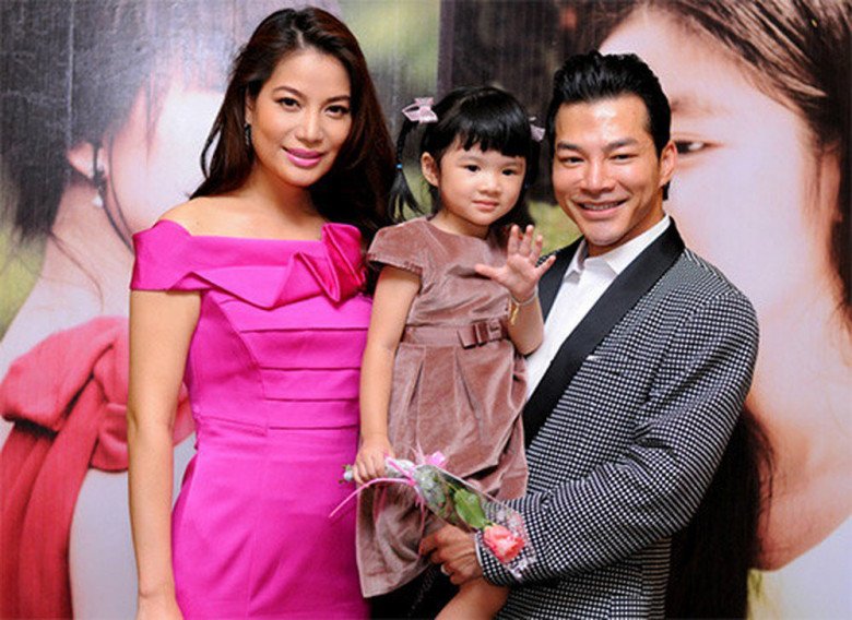 Tran Bao Son's daughter stands out when taking pictures with her father, beautiful face and long legs like her mother - 1