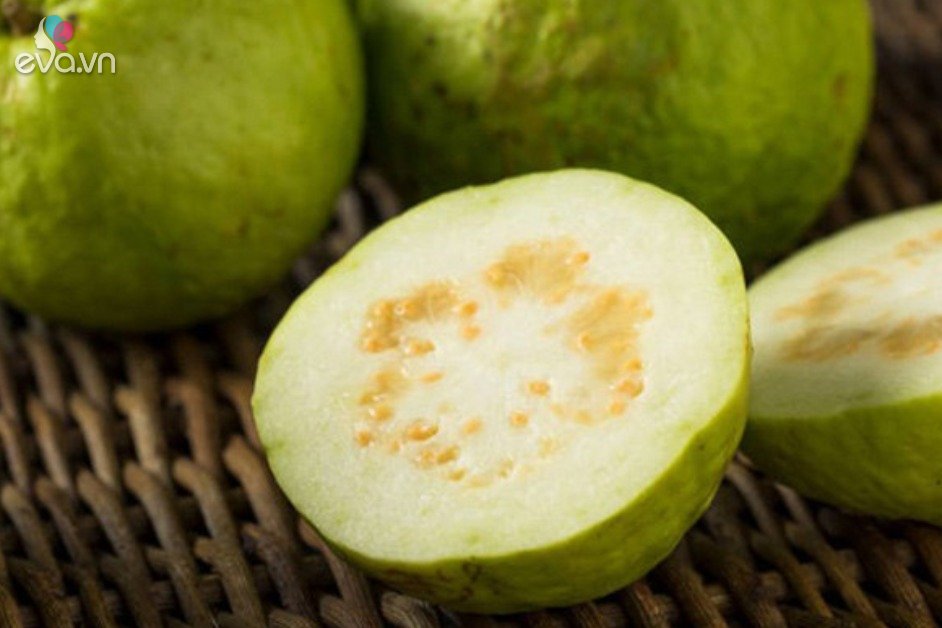 Should you eat guava seeds?  Does eating guava seeds cause constipation?  Common myths about eating guava
