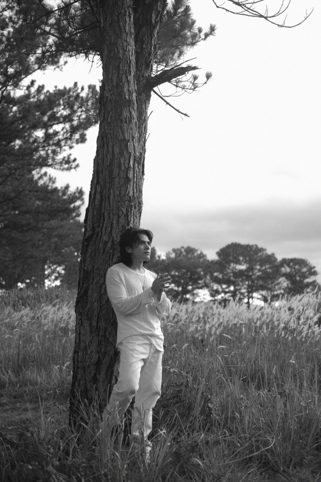 Dù chàng lãng tử Quốc Thiên đứng giữa cánh đồng cỏ lau hay trên ngọn đồi thơ mộng...