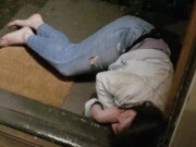 Tin tức - Cô gái say rượu ngủ ngoài hành lang, được hàng xóm bế vào nhà, sốc nặng khi tỉnh dậy