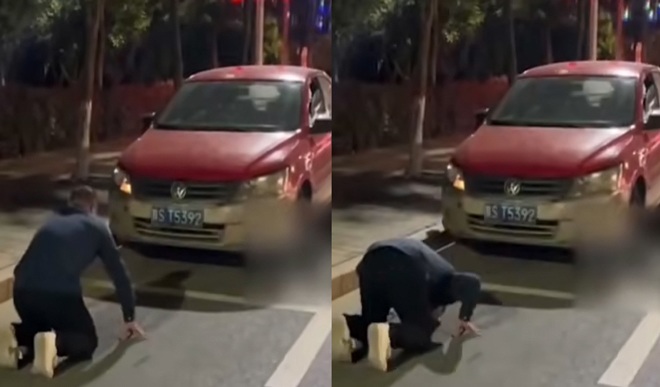 The man suddenly knelt in front of the car, the reason behind made netizens touched - 1