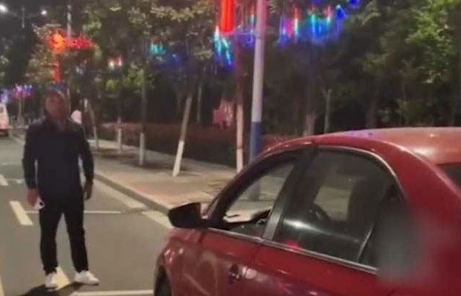 The man suddenly bowed in front of the car, the reason behind made netizens touched - 3