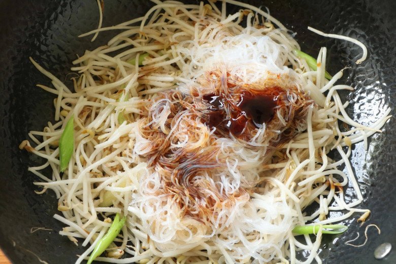 Don't know what to eat in the morning, make a plate of cheap but super quality fried vermicelli - 6