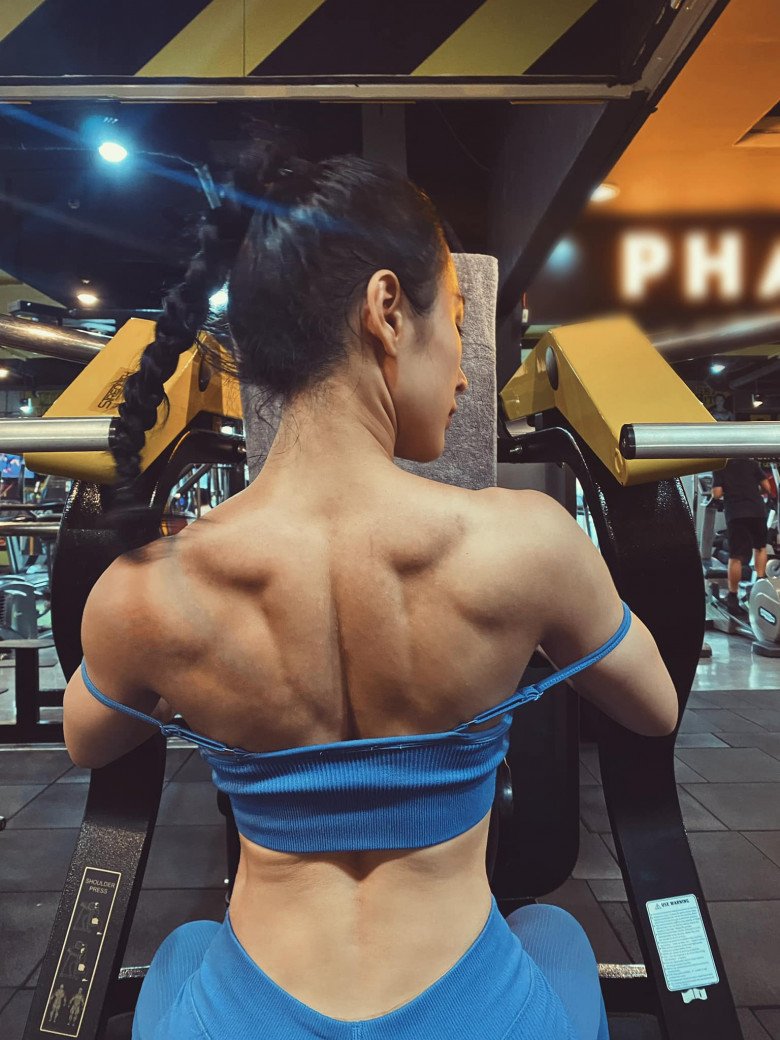 Overcoming Hamp;#39;Hen Niê, Angela Phuong Trinh showed off her back amp;#34;athleteamp;#34;, Cao Thai Son immediately praised - 5