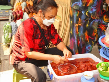 Hàng sứa đỏ vỉa hè 80 năm giữa phố cổ: Một năm bán 2 tháng, ngày bay 500 suất