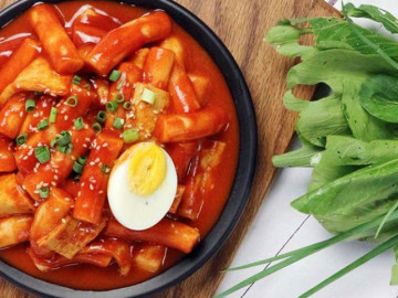 Cách làm tokbokki bằng cơm nguội, bánh tráng đúng chuẩn vị Hàn Quốc