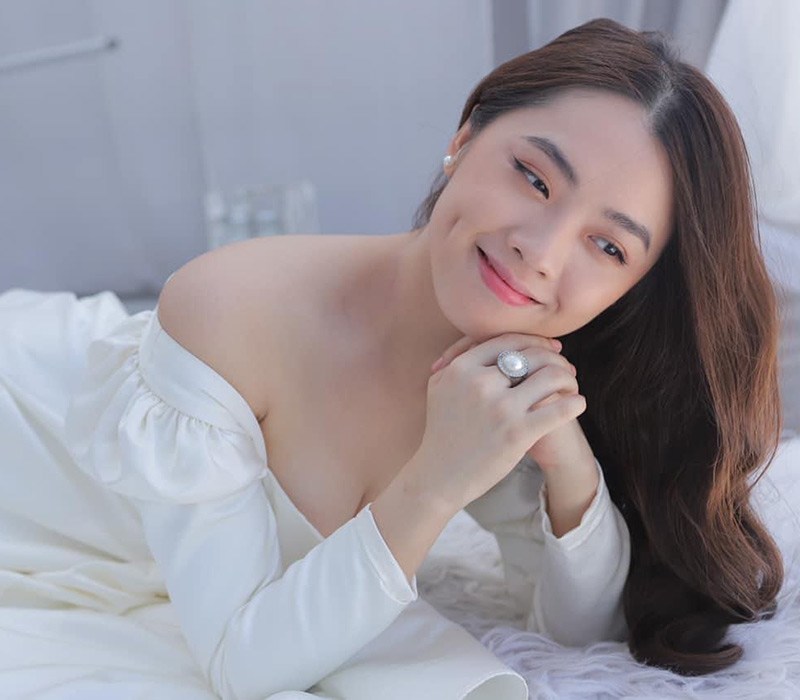 Bước ra từ cuộc thi Vietnam Idol, Khánh Tiên được chú ý với vẻ ngoài mong manh và đầy ngọt ngào.
