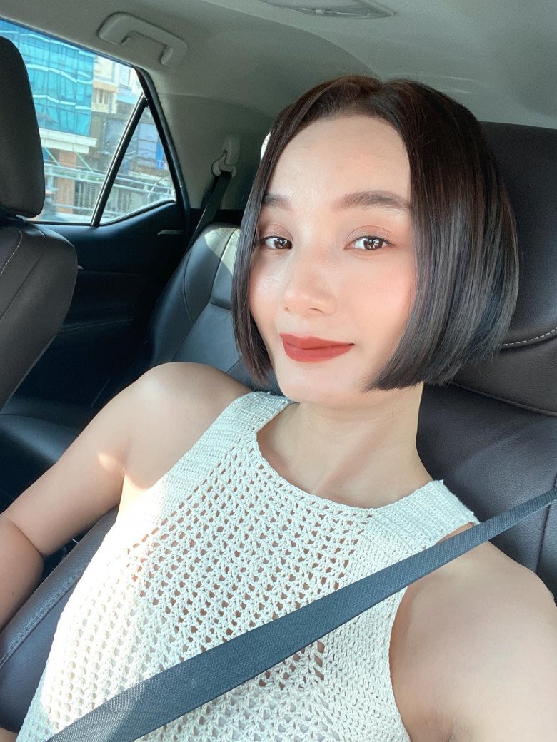 Lê Thuỳ giờ đây tự tin cười và khoe sắc ở bất kỳ góc cạnh nào. 