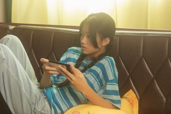 Trong MV, Phạm Quỳnh Anh vào vai người mẹ, còn diễn viên Mai Cát Vi đảm nhận vai người con gái đang ở độ tuổi teen. 