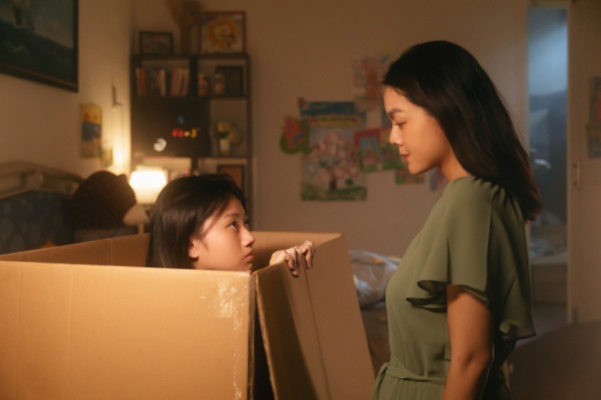 Mặc dù đóng vai ác, người mẹ trong MV không giấu được tình yêu thương con vô bờ bến, dù la mắng nhưng lại bất lực không dám đánh con, luôn âm thầm quan sát và quan tâm đến con. 