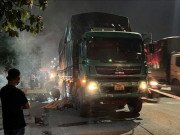 Tin tức - Người vợ khóc ngất tại hiện trường 2 cha con bị tai nạn tử vong dưới gầm xe tải