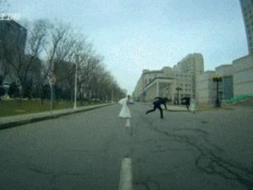  Những cảnh tai nạn xe phi logic khiến khán giả cười lăn trong phim Trung Quốc 