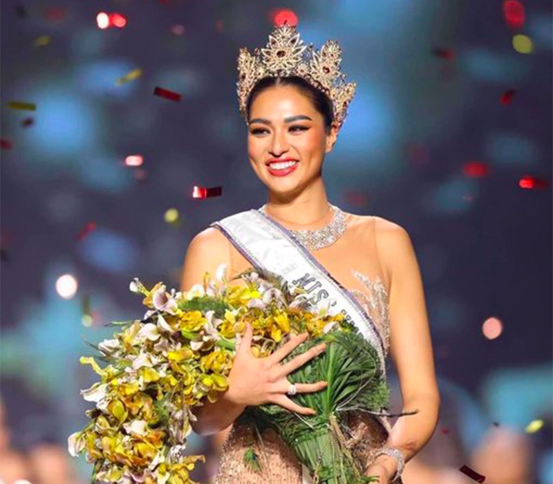 Cô đăng quang ngôi Miss Universe Thailand 2021 và liền đại diện cho nước nhà tham gia đấu trường nhan sắc lớn nhất hành tinh.
