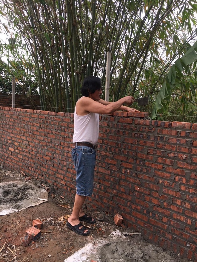 Hiếu Vick nhớ về kỷ niệm ba trộn vữa xây tường năm xưa.